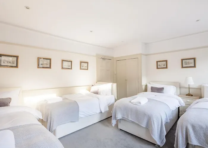 City Centre Stunning House-Roman Baths - 3Min Walk - 4 Bedrooms