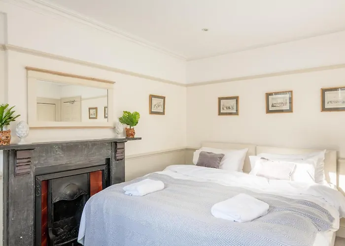 City Centre Stunning House-Roman Baths - 3Min Walk - 4 Bedrooms